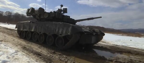 Tres, dos, uno... ¡fuego! Los tanques T-80BV prueban su eficacia en un polígono de Rusia - Sputnik Mundo