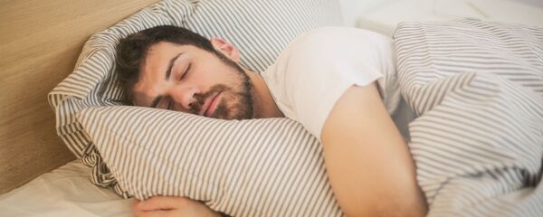 Un hombre durmiendo (imagen referencial) - Sputnik Mundo