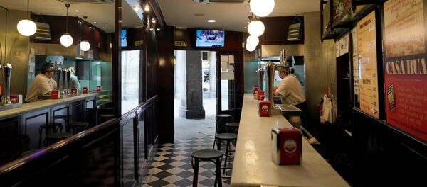  Un bar vacío en la Plaza Mayor de Madrid - Sputnik Mundo