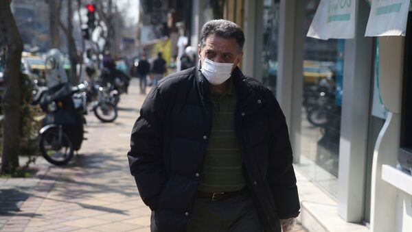 Un hombre en mascarilla en Irán - Sputnik Mundo