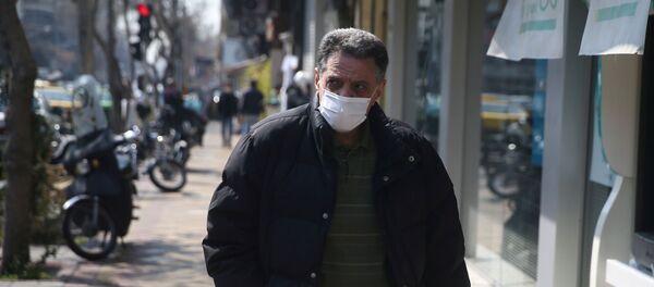 Un hombre en mascarilla en Irán - Sputnik Mundo