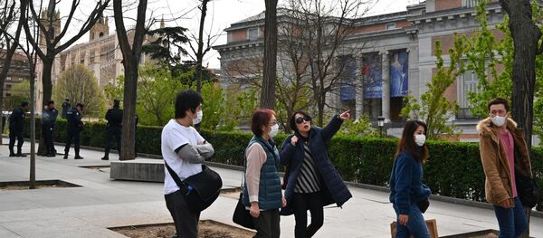 Turistas con mascarilla cerca del Museo del Prado (Madrid) - Sputnik Mundo