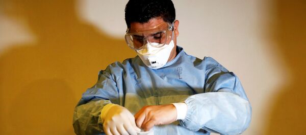 Un hombre con mascarilla - Sputnik Mundo