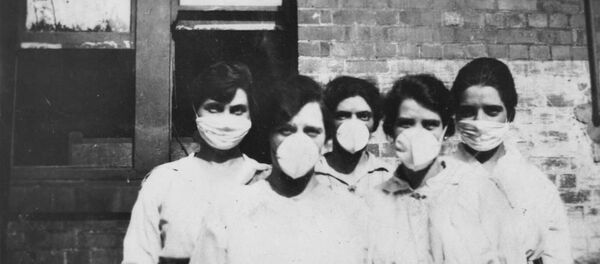 Mujeres con máscaras ante la epidemia de gripe en 1919 - Sputnik Mundo