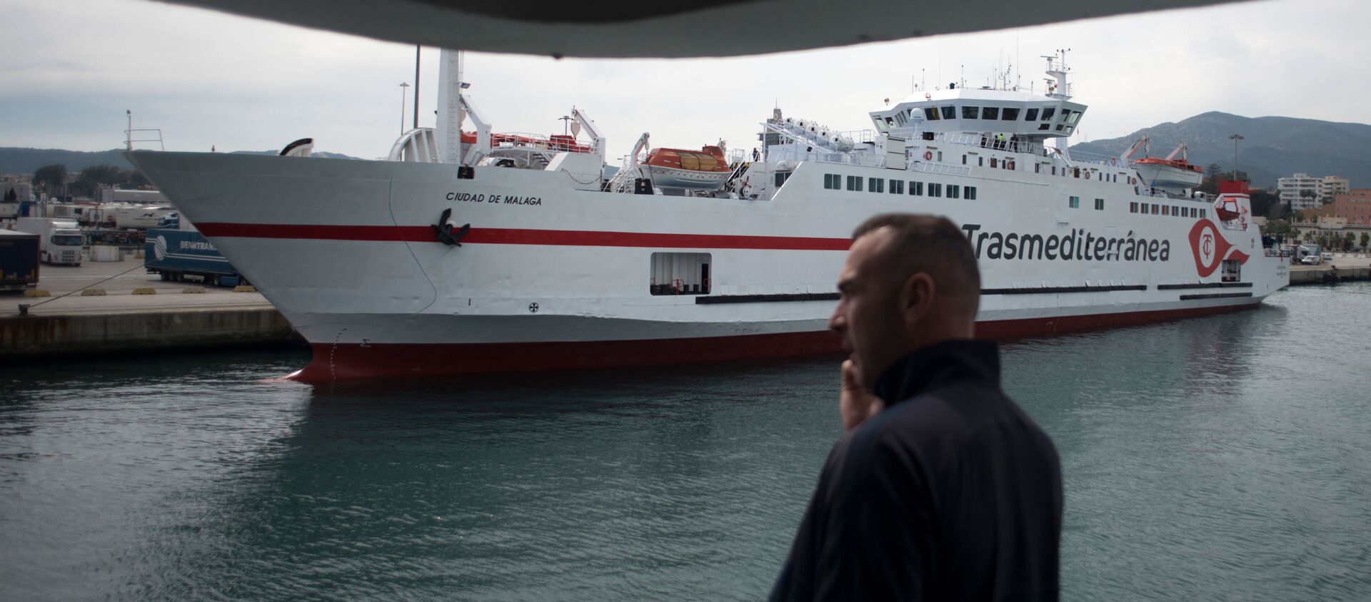 Hombre hablando por teléfono en ferry en el puerto de Algeciras (Málaga) - Sputnik Mundo, 1920, 13.03.2020