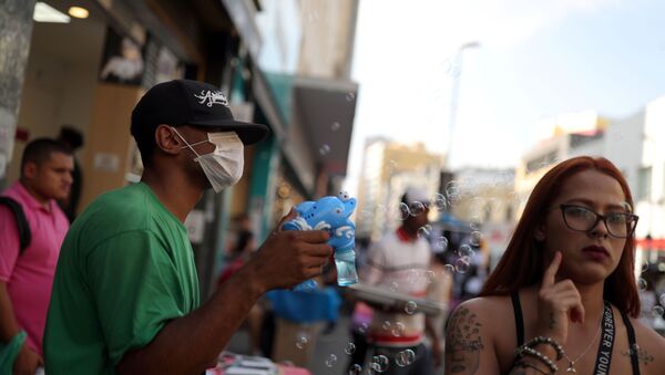 Un hombre en mascarilla en Brasil - Sputnik Mundo