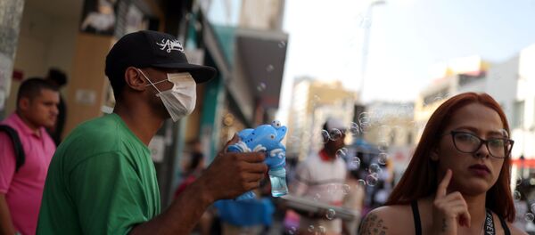 Un hombre en mascarilla en Brasil - Sputnik Mundo