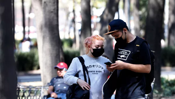 Unas personas en mascarillas