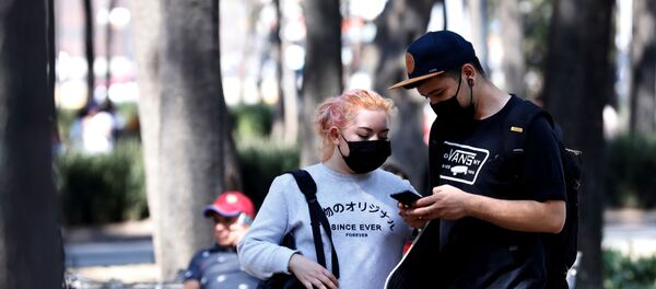 Unas personas en mascarillas - Sputnik Mundo