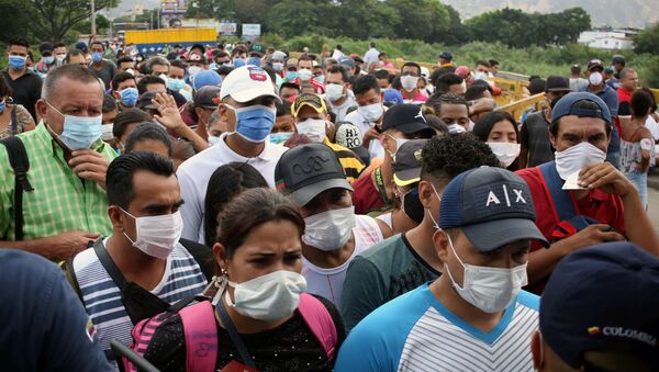 La gente en mascarillas - Sputnik Mundo