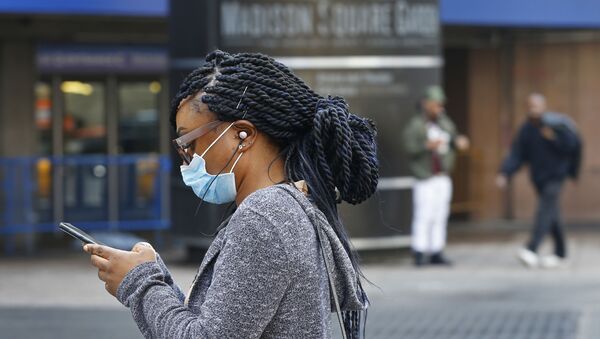 Una mujer lleva una mascarilla - Sputnik Mundo