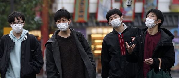 Unos japoneses en mascarillas Unos japoneses en mascarillas - Sputnik Mundo
