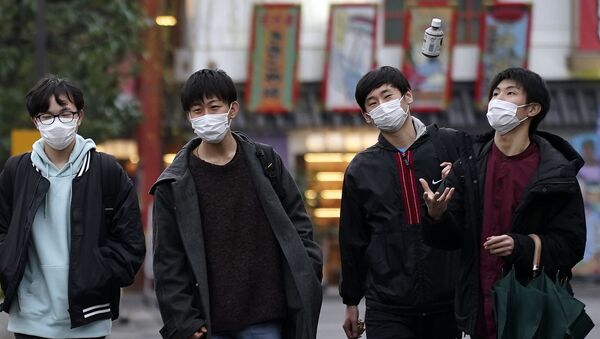 Unos japoneses en mascarillas Unos japoneses en mascarillas - Sputnik Mundo