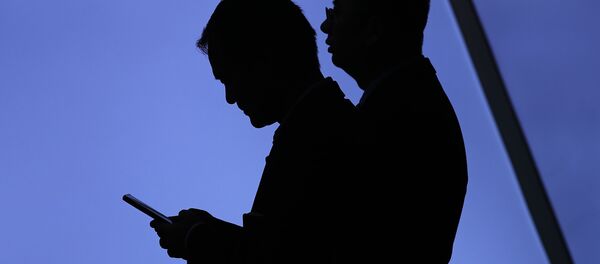 Una persona con un teléfono móvil en un evento de Huawei (archivo) Una persona con un teléfono móvil en un evento de Huawei (archivo) - Sputnik Mundo