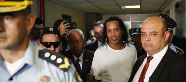 Ronaldinho, exfutbolista brasileño - Sputnik Mundo