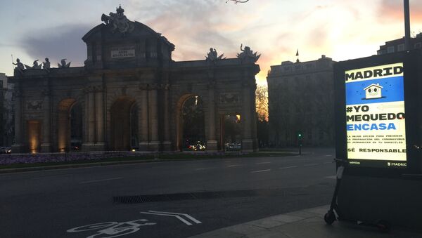 Anuncio Yo me quedo en casa en la Puerta de Alcalá - Sputnik Mundo