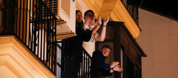 Los españoles aplauden al personal médico Los españoles aplauden al personal médico - Sputnik Mundo