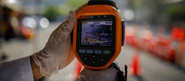 Un médico salvadoreño utiliza cámara térmica - Sputnik Mundo