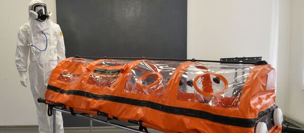 La cápsula hermética junto a un traje de protección contra epidemias y pandemias - Sputnik Mundo