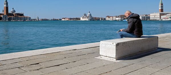Un hombre en Venecia cerrada por coronavirus - Sputnik Mundo