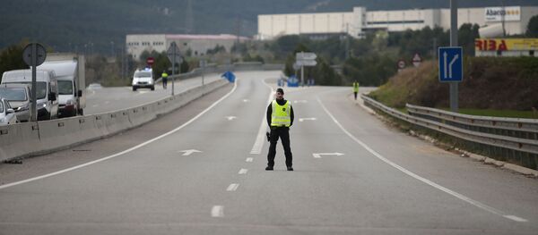 Un oficial de Policía en la carretera cerrada cerca de Igualada, España - Sputnik Mundo