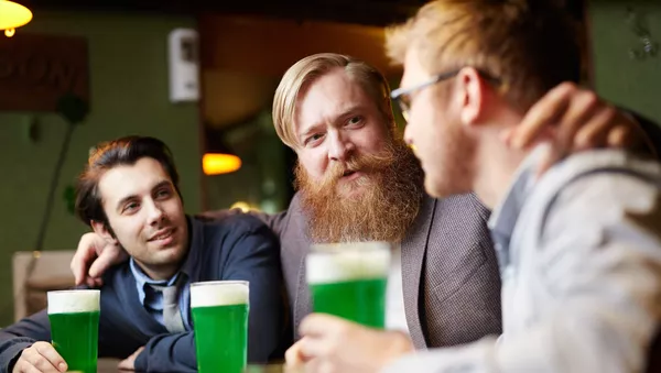 Un hombre de barba pelirroja, referencial