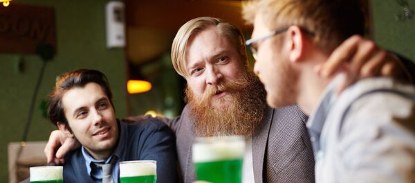 Un hombre de barba pelirroja, referencial - Sputnik Mundo