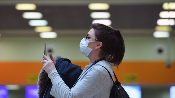 Una mujer en mascarilla  - Sputnik Mundo