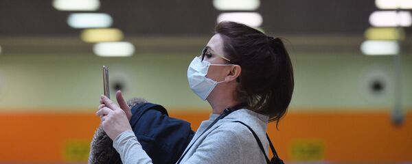 Una mujer en mascarilla  - Sputnik Mundo