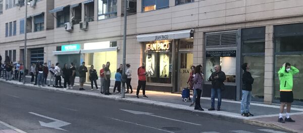 La gente hace colas de dos horas para comprar tabaco en Madrid - Sputnik Mundo