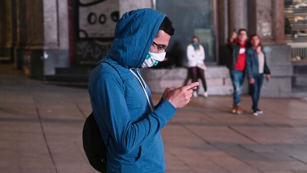 Un chico en mascarilla en Madrid, España - Sputnik Mundo