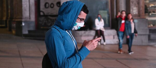 Un chico en mascarilla en Madrid, España - Sputnik Mundo