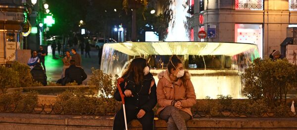 Las chicas en mascarillas en Madrid, España - Sputnik Mundo