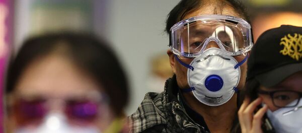 Unos chinos con mascarillas - Sputnik Mundo