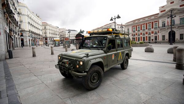 Un vehículo militar en la Puerta del Sol en Madrid - Sputnik Mundo