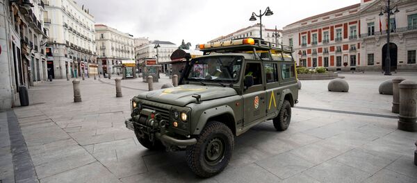 Un vehículo militar en la Puerta del Sol en Madrid - Sputnik Mundo