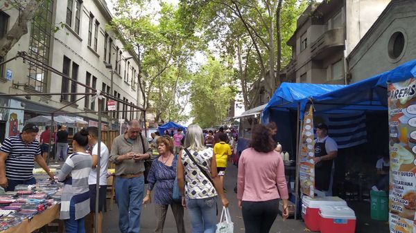 La feria de Tristán Narvaja, la principal de Montevideo, durante la pandemia de coronavirus - Sputnik Mundo