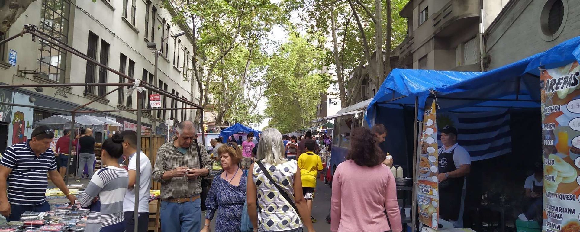 La feria de Tristán Narvaja, la principal de Montevideo, durante la pandemia de coronavirus - Sputnik Mundo, 1920, 23.09.2026
