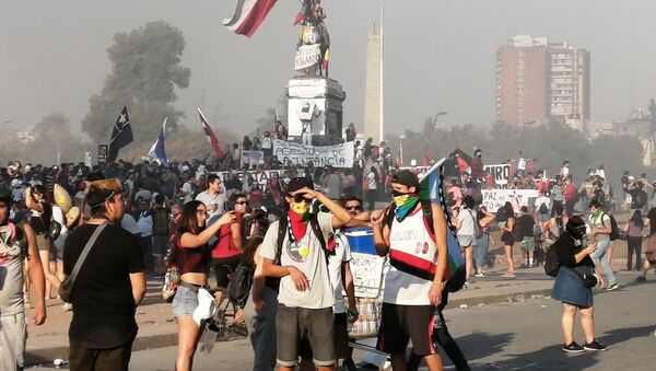 Manifestantes en Plaza de la Dignidad  - Sputnik Mundo