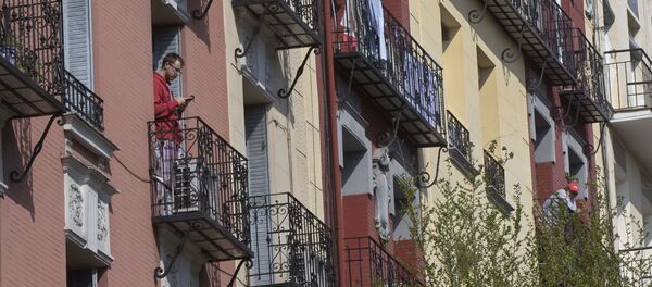 Vecinos de Madrid asomados a sus balcones en plena cuarentena Vecinos de Madrid asomados a sus balcones en plena cuarentena - Sputnik Mundo