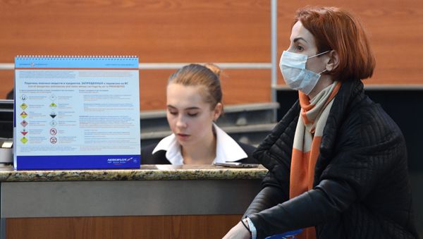 Una mujer en mascarilla Una mujer en mascarilla - Sputnik Mundo