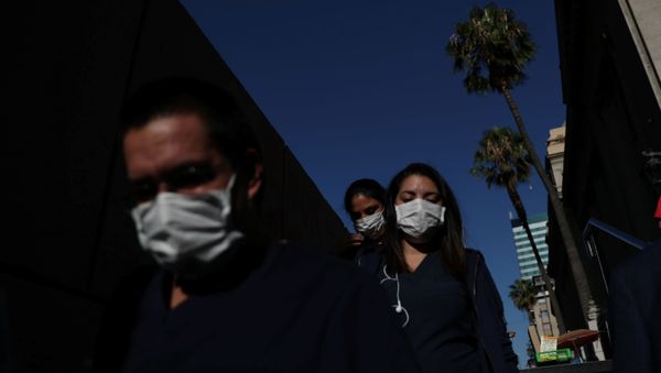 La gente en mascarillas La gente en mascarillas - Sputnik Mundo