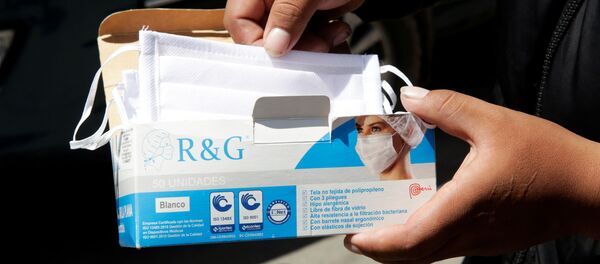 Un paquete de mascarillas Un paquete de mascarillas - Sputnik Mundo