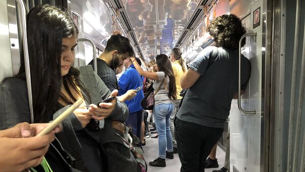 Subtes, trenes y colectivos son zonas de alto tránsito y riesgo de contagio - Sputnik Mundo