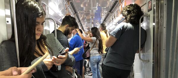 Subtes, trenes y colectivos son zonas de alto tránsito y riesgo de contagio - Sputnik Mundo