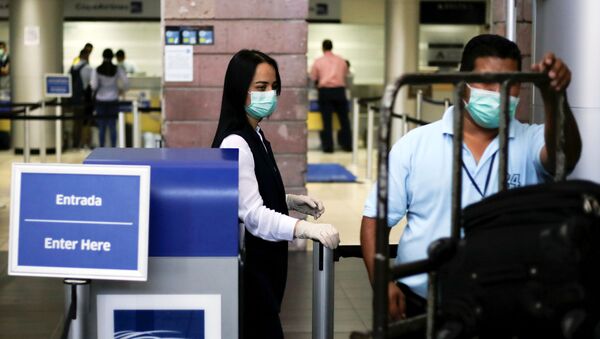 Personas con mascarilla en el Aeropuerto Internacional Toncontín en Tegucigalpa, Honduras - Sputnik Mundo