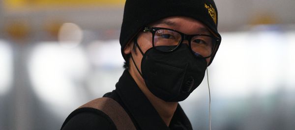 Un hombre en mascarilla (imagen referencial) Un hombre en mascarilla (imagen referencial) - Sputnik Mundo