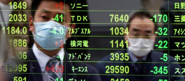 Una bolsa de valores y unas personas en mascarillas - Sputnik Mundo