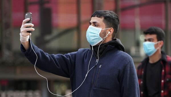 Un hombre en mascarilla (imagen referencial) - Sputnik Mundo