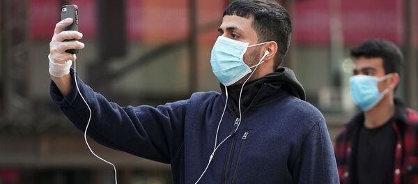 Un hombre en mascarilla (imagen referencial) - Sputnik Mundo